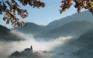 Hollenstein im Herbstnebel.jpg