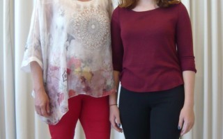 Zwei Frauen stehen nebeneinander. Eine ältere Dame in einem roten Oberteil und Leggings, eine junge Frau in einem schwarzen Oberteil und Leggings.