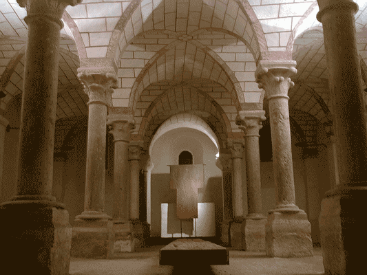 unterirdische Säulenkrypta