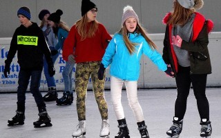 eislaufen 3. und 4. klasse.JPG