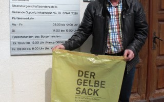 Bgm. Lueger präsentiert den Gelben Sack.JPG