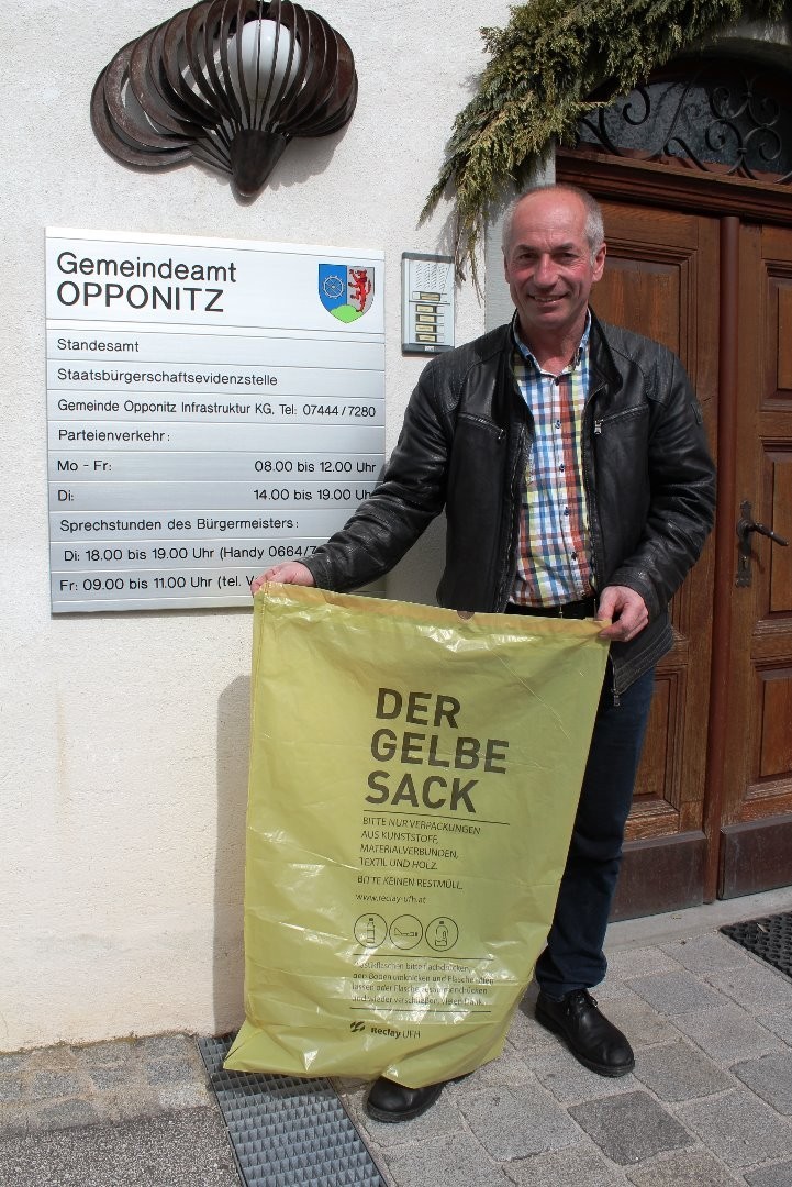 Bgm. Lueger präsentiert den Gelben Sack.JPG