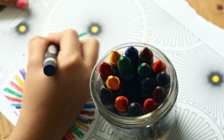 crayons-1445053_1920.jpg