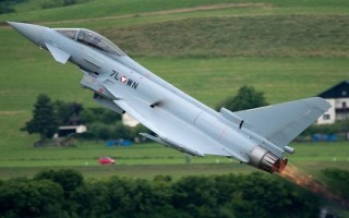 FLUGSHOW-AIRPOWER-13-IN-ZELTWEG-EINFLIEGEN-EUROFIGHTER-TYPHOON_1487234172002479_v0_l.jpg