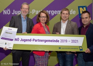 Überreichung Jugend-Partnergemeinde 2019-2021-mit quelle.jpg