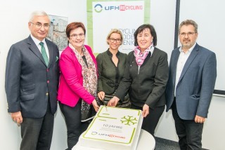 Lokalaugenschein Kühlgeräte-Recyclinganlage - Anschnitt der Geburtstagstorte.jpg