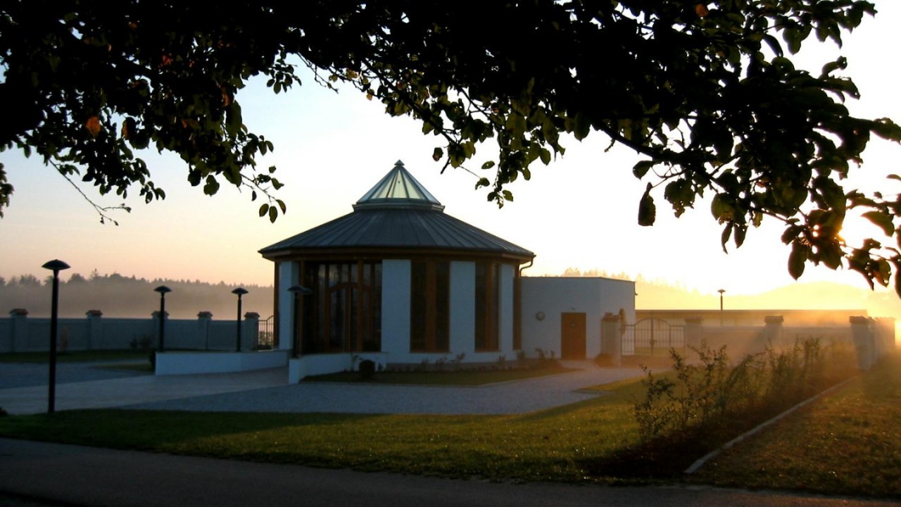 07 03-09-19 Friedhof - Aufbahrungshalle mit Morgennebel 2.JPG