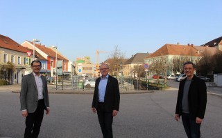 Hoffen auf viele neue Ideen für die Gestaltung des Seitenstettner Zentrums: Martin Michlmayr, Obmann des Wirtschafts-, Gemeinde- und Ortsentwicklungsausschusses (rechts), sein Stellvertreter Michael Kimmeswenger (links) und Bürgermeister Johann Spreitzer.