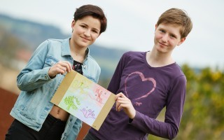 Gewinnerinnen des Logo-Wettbewerbs: Caroline Plank (links) und Selina Schadauer (rechts).