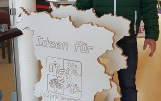 GR Christoph Großalber mit der Ideenbox im SCS.jpg