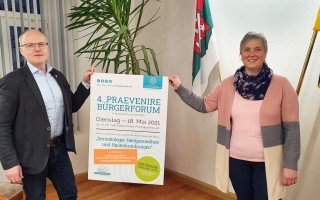 Bürgermeister Johann Spreitzer und Geschäftsführende Gemeinderätin Brigitte Infanger mit einem adaptierten Plakat