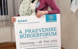Gemeinderätin Eva-Maria Pferzinger und ihr Baby Marley mit einem nachgearbeiteten Plakat