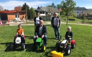 Im Bild: Lukas und Samuel, Kindergarten-Leiterin Sonja Koger, Bürgermeister Johann Spreitzer und geschäftsführender Gemeinderat Alois Schlager
