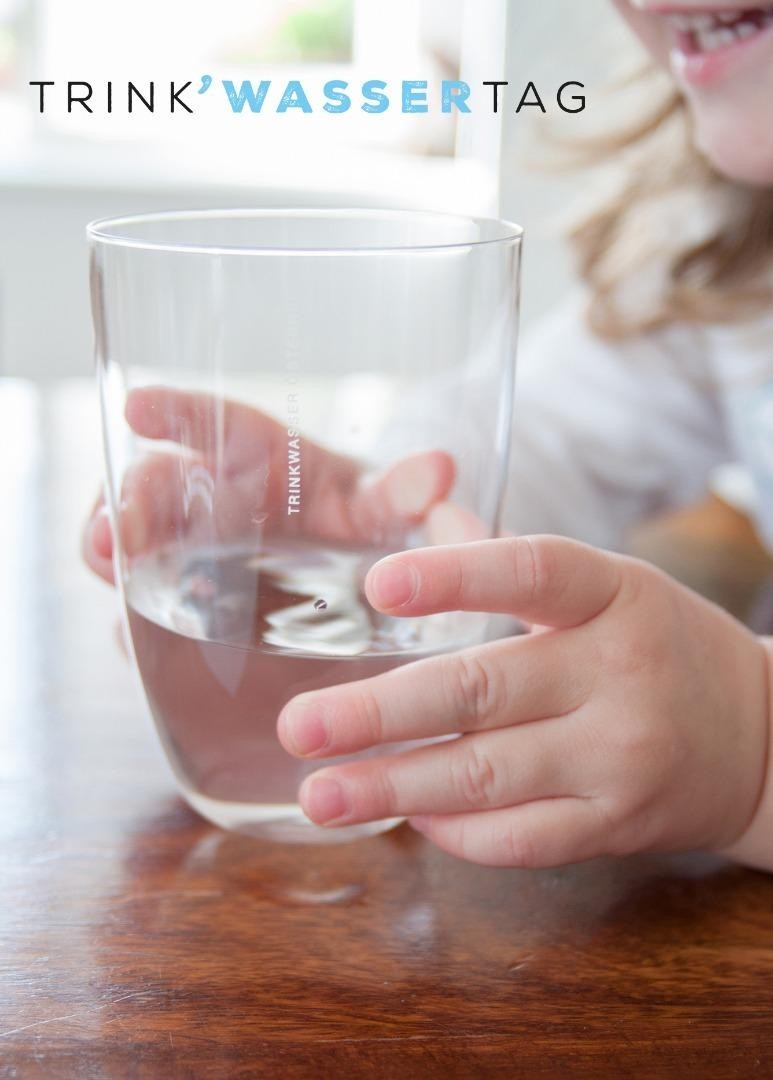 TWT_Wasserglas_Pressefoto1_Logo(c)PlanSinn_Sulzberger.jpg