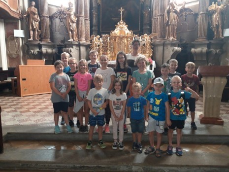 Gruppenfoto_Kirche 2.jpeg