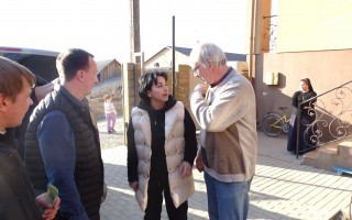 Bild 2 - Auinger mit Dolmetscherin in der Ukraine.jpg