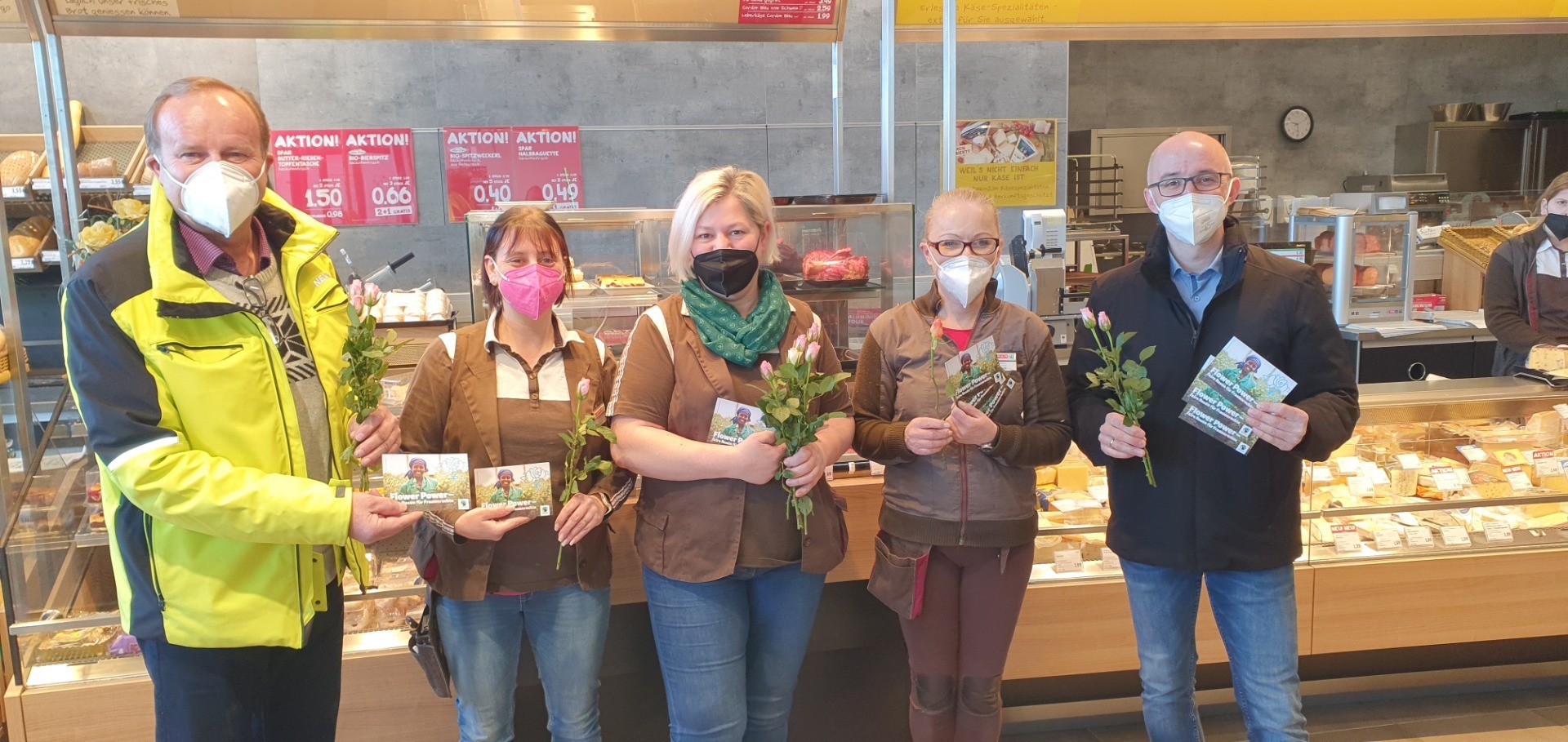 2022_FairTrade-OedOehling_Weltfrauentag-Blumengruss_Kaufhaus-Schneider-Öhling