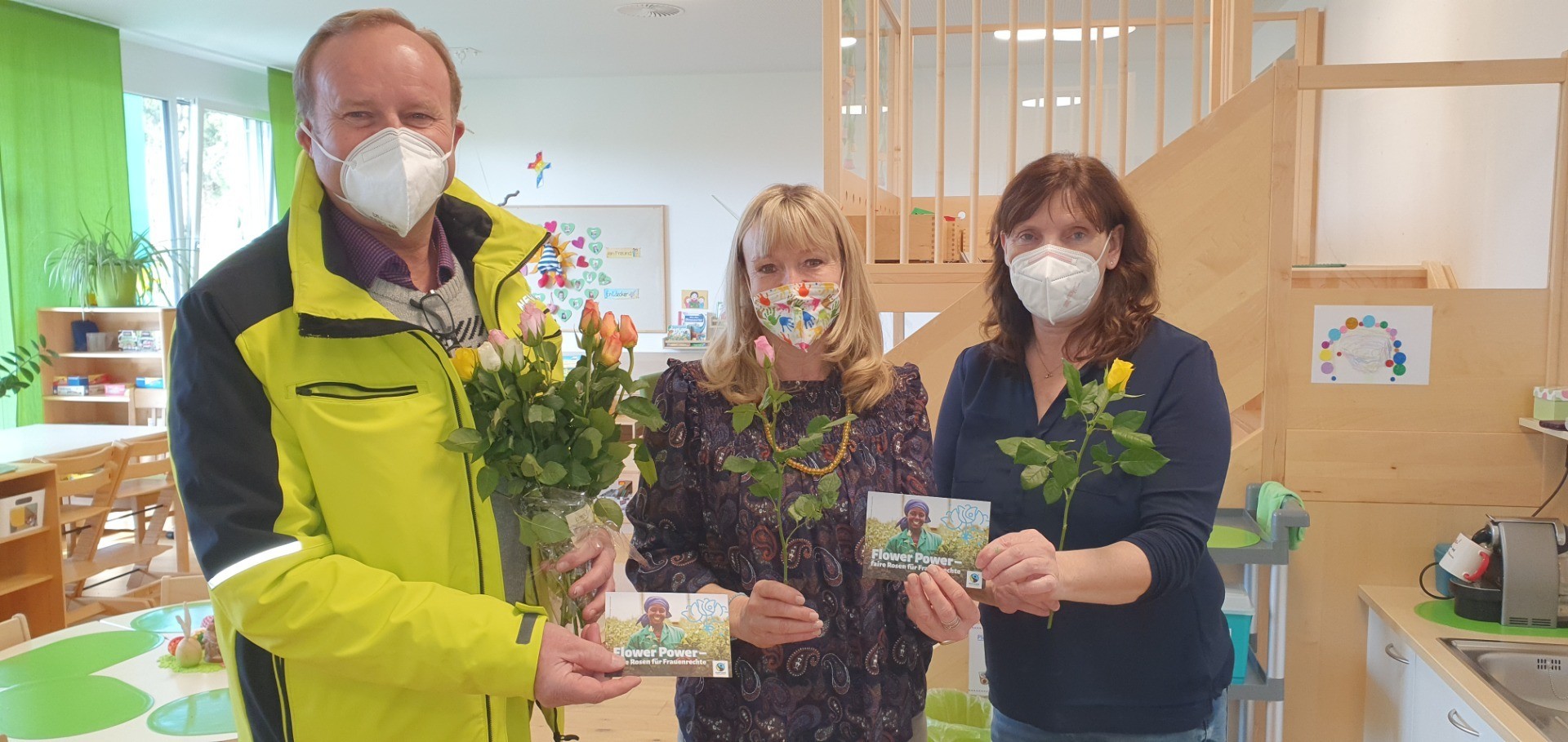 2022_FairTrade-OedOehling_Weltfrauentag-Blumengruss_Kindergarten-Öhling