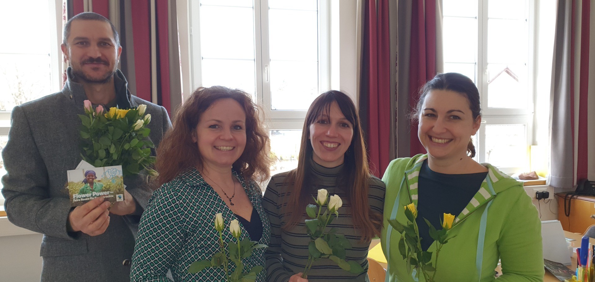 2022_FairTrade-OedOehling_Weltfrauentag-Blumengruss_Volksschule-Oed