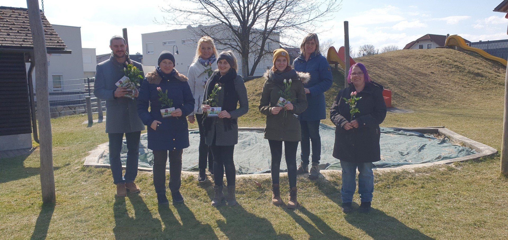 2022_FairTrade-OedOehling_Weltfrauentag-Blumengruss_Kindergarten-Oed