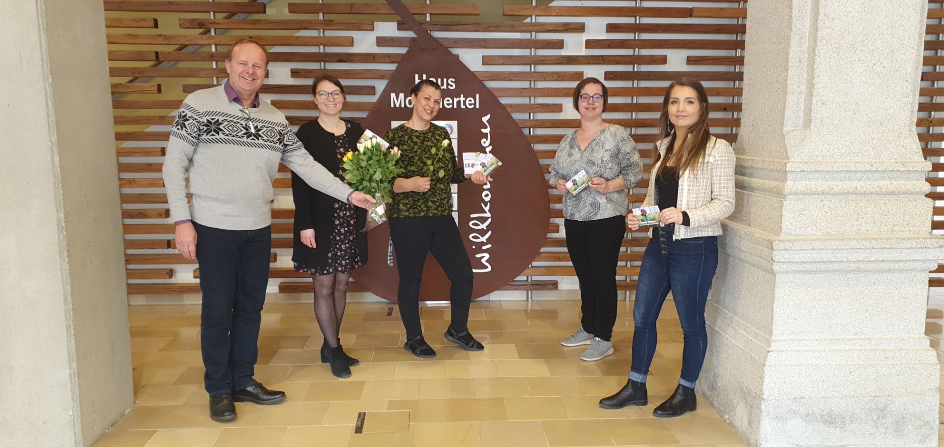 2022_FairTrade-OedOehling_Weltfrauentag-Blumengruss_NÖ-Regional und Moststrasse