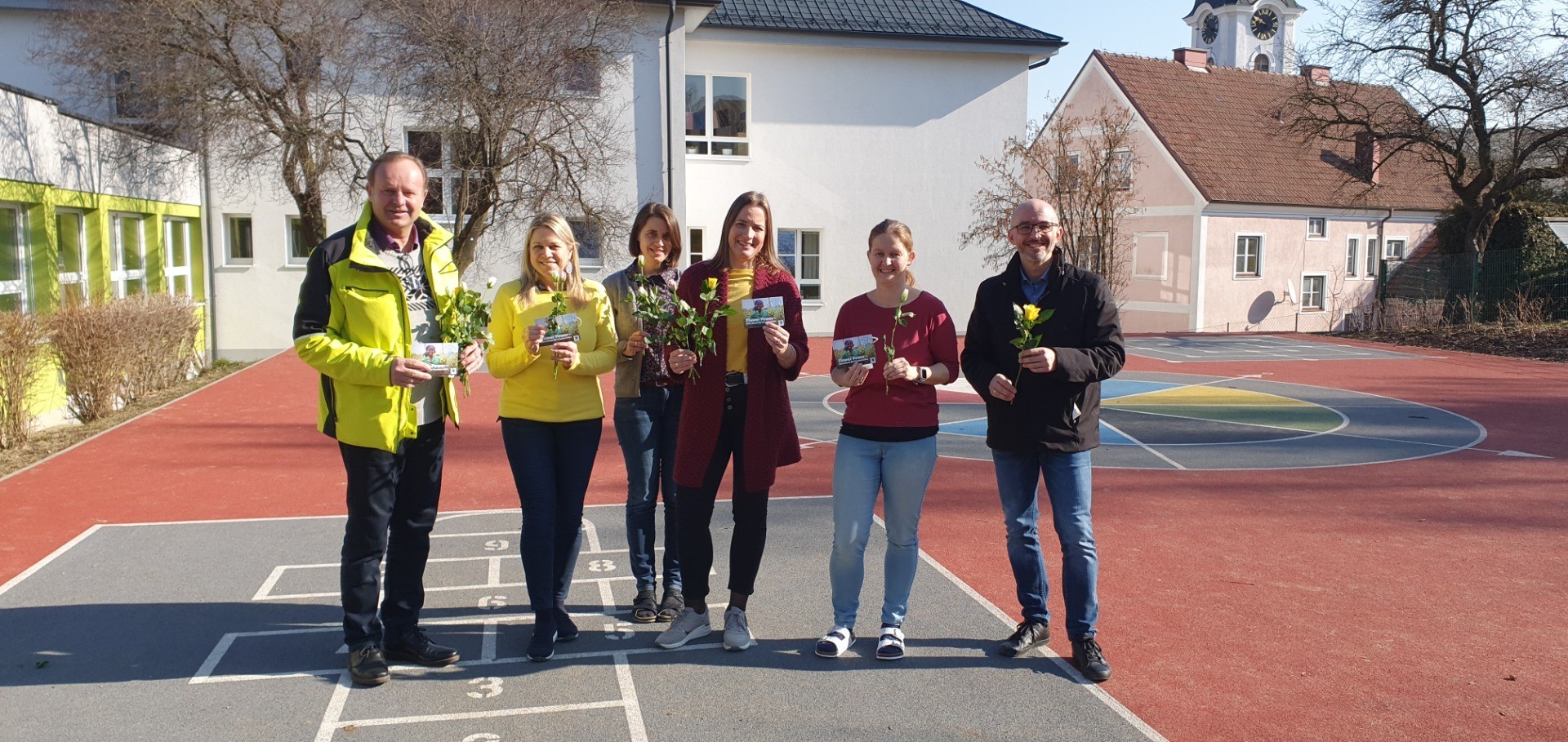 2022_FairTrade-OedOehling_Weltfrauentag-Blumengruss_Volksschule-Öhling