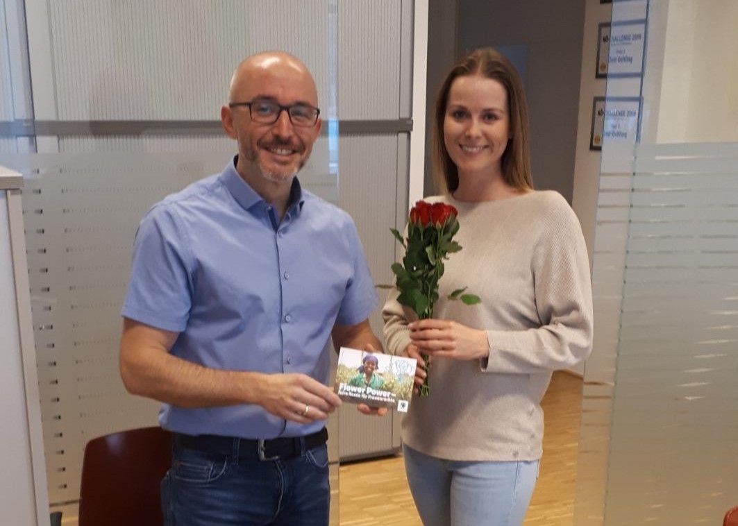 2022_FairTrade-OedOehling_Weltfrauentag-Blumengruss_Gemeindeamt-Öhling