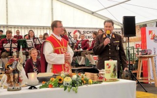 Heinz alten Helm Übergabe.JPG