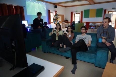 Alexander, Olivia,Nicole, Alexander und Sebastian beim gemeinsamen Mario Kart spielen