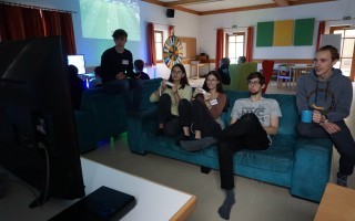 Alexander, Olivia,Nicole, Alexander und Sebastian beim gemeinsamen Mario Kart spielen.JPG