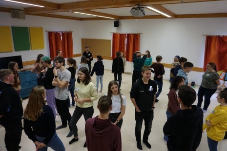 Die Teilnehmer_innen von Creative Connections beim gegenseitigen Kennenlernen