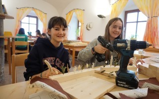 Lorena Dorninger und Katharina Burhofer in der Kreativwelt beim Basteln mit Holz und Trockenblumen..JPG