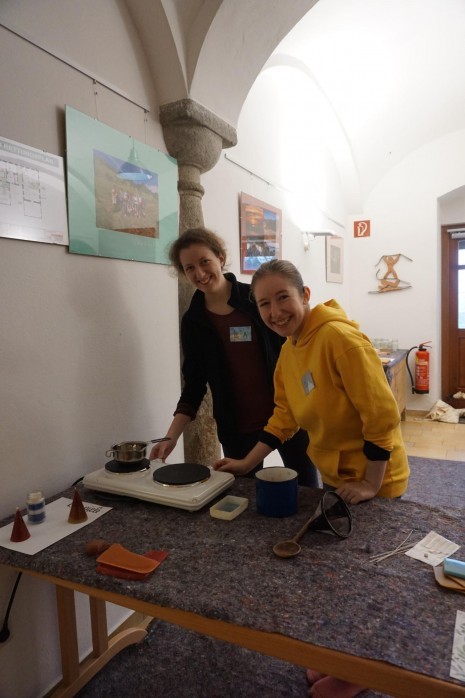 Lea und Miriam haben schon die ersten Weihnachtsgeschenke aus Wachs gefertigt.