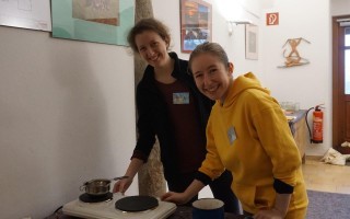 Lea und Miriam haben schon die ersten Weihnachtsgeschenke aus Wachs gefertigt..JPG