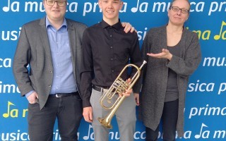 Jonas Gassner AG III 3. Preis_mit Leonhard Aichberger und Gerlinde Moser-Fritz.jpg