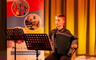 Jakob Schwödiauer am Akkordeon.JPG