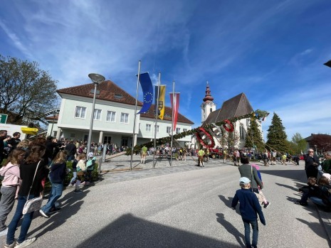 Beim Maibaumsetzen