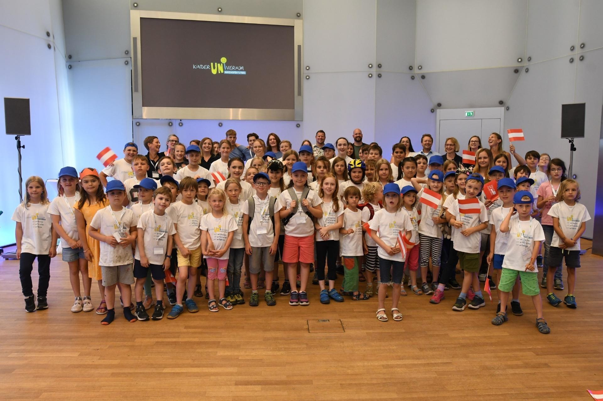 2023_07_KinderUNIversum_Sponsion_Gruppe.JPG