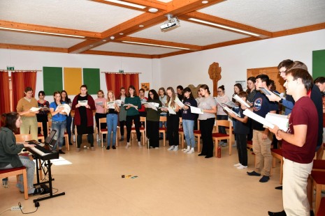 Die Chorproben mit rund 50 jugendlichen Menschen sind schon in vollem Gange (Photo Josef Penzendorfer)