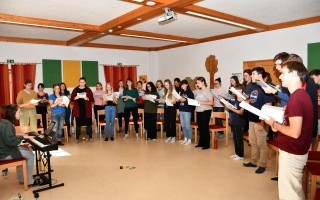 Die Chorproben mit rund 50 jugendlichen Menschen sind schon in vollem Gange (Photo Josef Penzendorfer).jpg