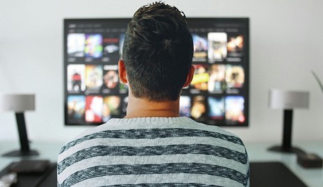 man-3774381_1280_Fernseher