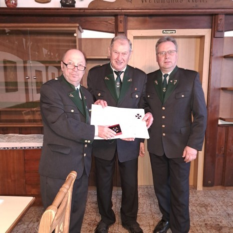 v.l.n.r. Kurt Huber, Ehrenobmann Franz Walter, Bgm Friedrich Pallinger