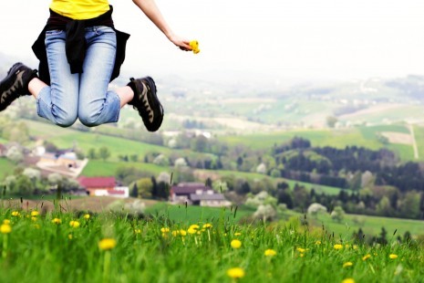 Frau mit Wanderschuhen springt-weinfranz