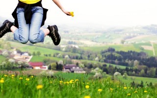 Frau mit Wanderschuhen springt-weinfranz.jpg
