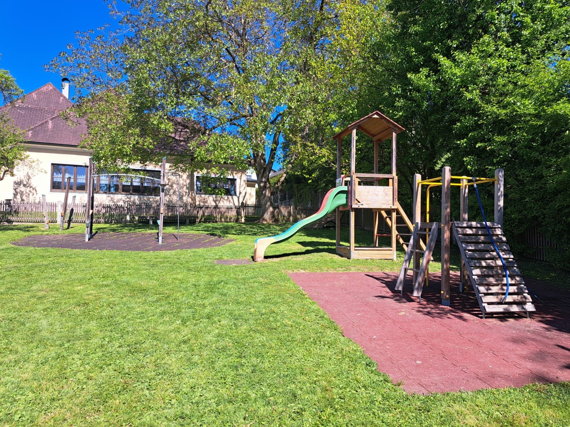 Spielplatz Schule Foto.jpg