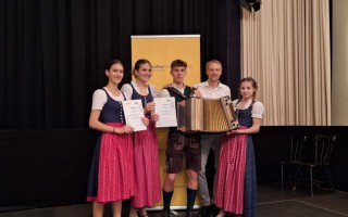 Hoiz Knepf. Nora Kynsburg, Nina Lambart, Ludwig Nussbaumer, Johannes Lagler und Margarete Nussbaumer.jpg