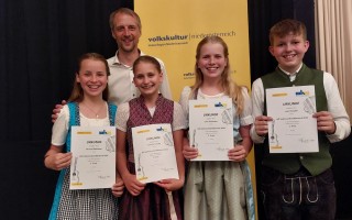 BergBach Musi. Verena Übellacker, Antonia Schnabl, Lara Übellacker, Josef Schuller mit Johannes Lagler.jpg