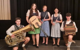 6erlei Musi. Simon Hofmacher, Roxana Meyer, Lena Schuller, Anna Hörtler, Philipp Hofmacher.jpg