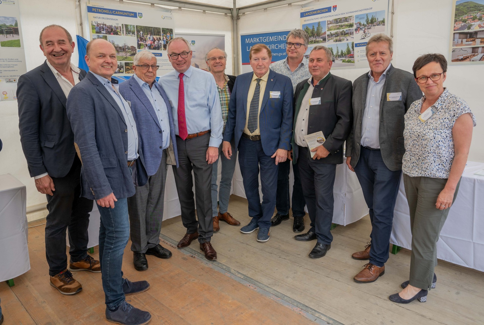 Versammlung von Männern im Freien.