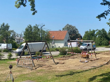 KW 26_Kinderspielplatz wird errichtet_erste Geräte3.jpg